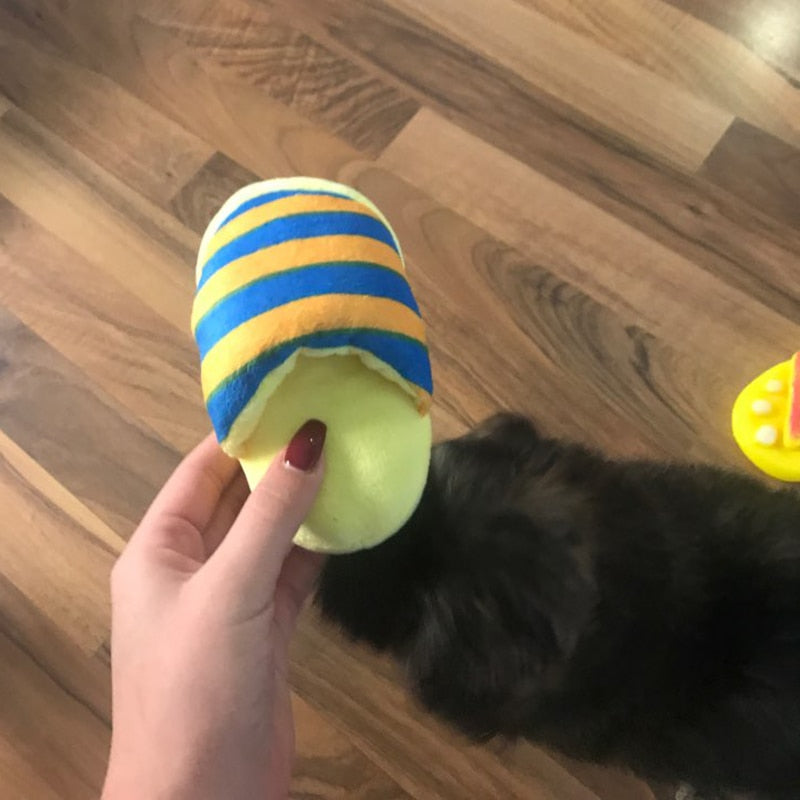 Chaussons à rayures jaunes et bleues