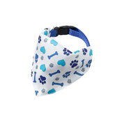 Bandana à nœud papillon avec pattes et cœurs bleus 